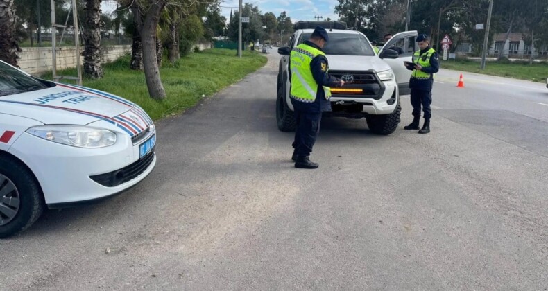 Antalya’da çakar takıp trafiğe çıkan Tofaş otomobile ceza kesildi