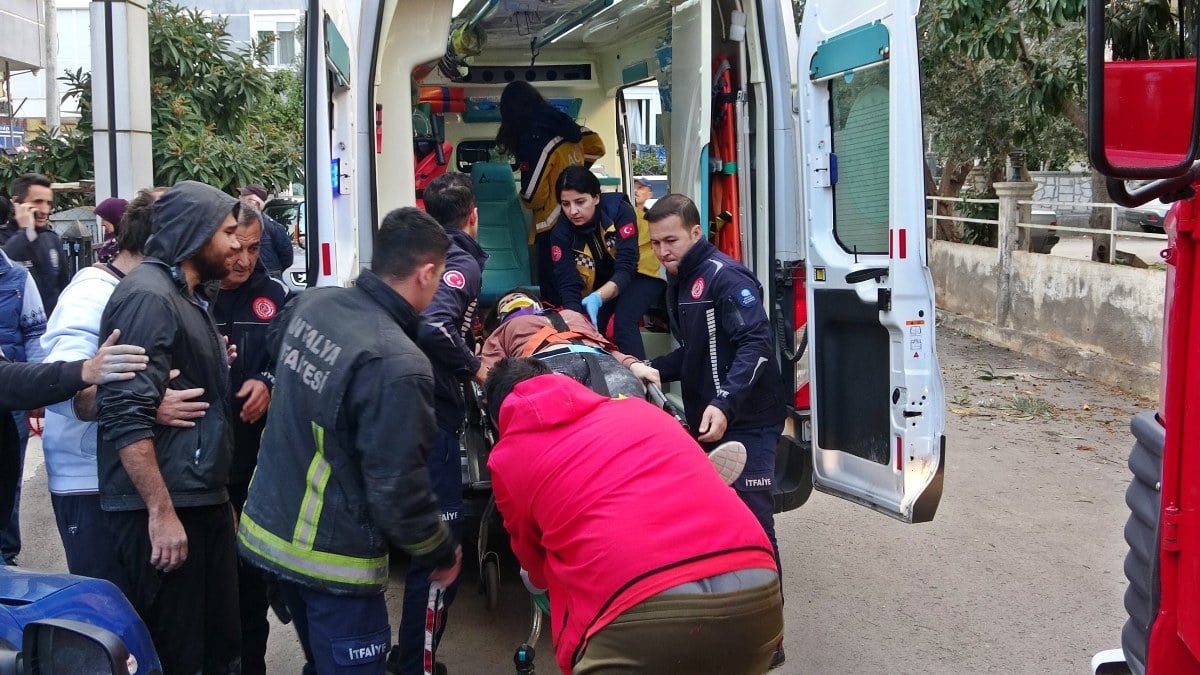 Antalya’da dehşet anları: Binanın çatısı kadının üzerine düştü