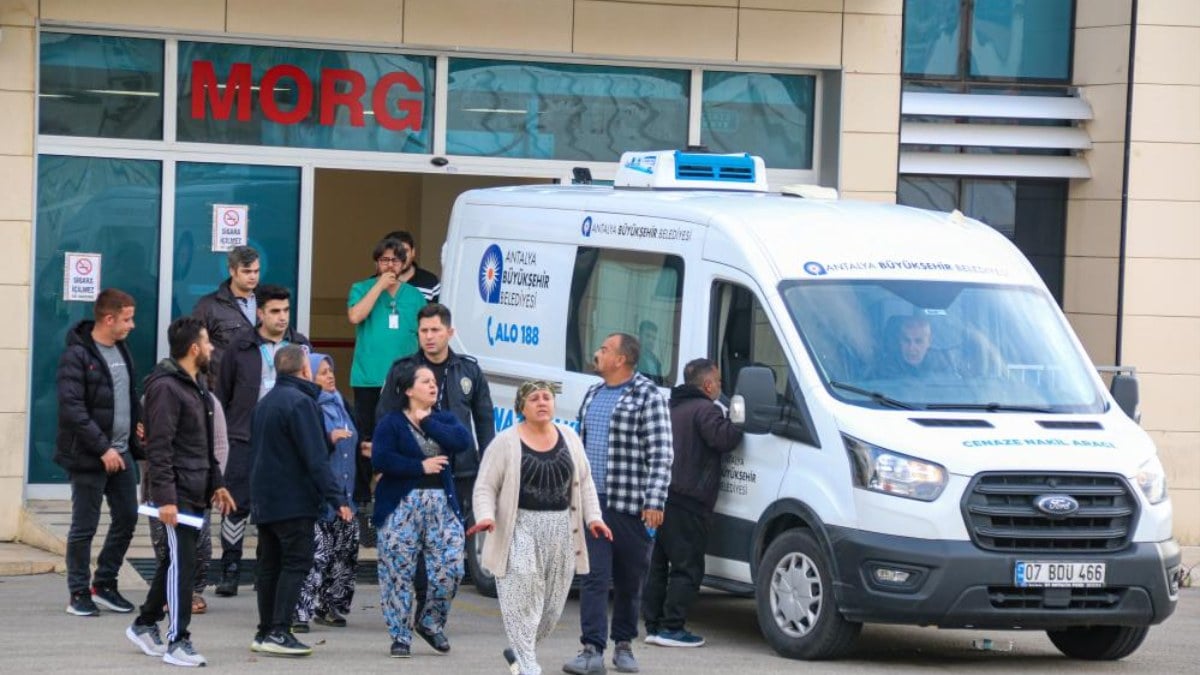 Antalya’da eşi tarafından öldürülen kadının cenazesini annesi aldı…