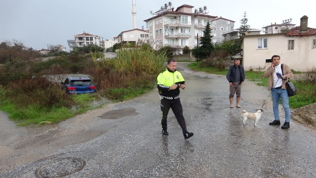 Antalya’da köpek havlaması dikkat dağıttı: Araç şarampole yuvarlandı