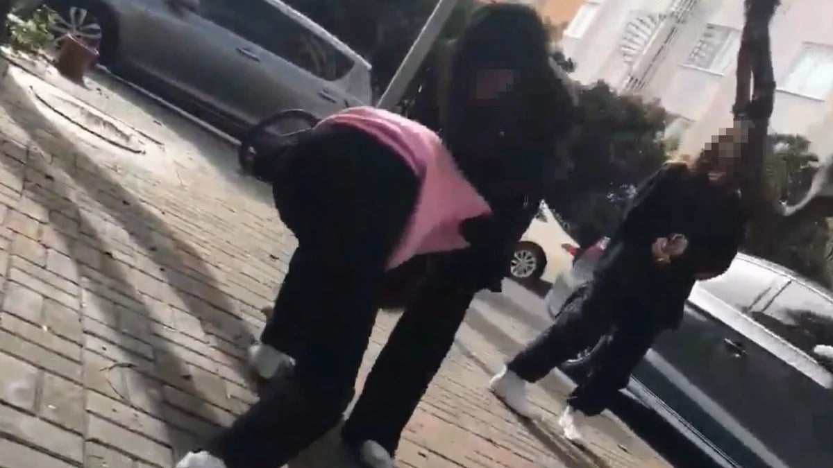 Antalya’da liselilerin meydan kavgası… Kızlar birbirine girdi