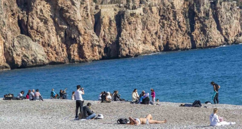 Antalya’da ocak ayında yaz havası: Denize girdiler, güneşlendiler