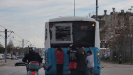 Antalya’da otobüse tutunan patenli çocuklar tekmeyle uyarıldı