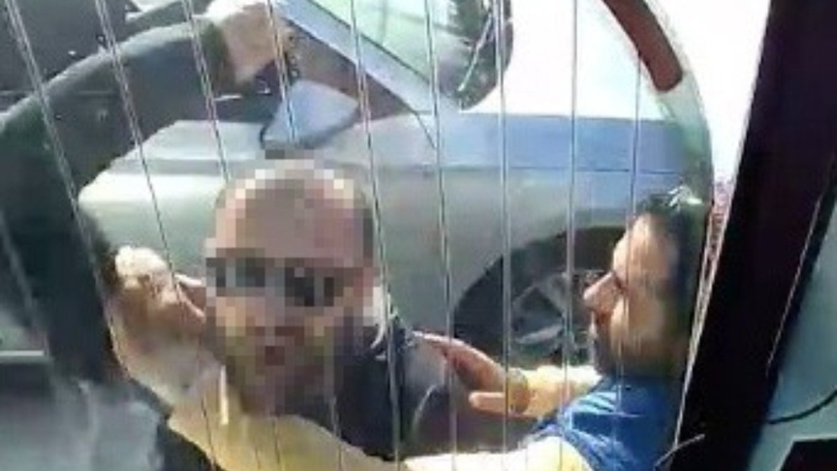 Antalya’da trafikte hareketli anlar! Yol vermeyen otobüsün camını patlattı