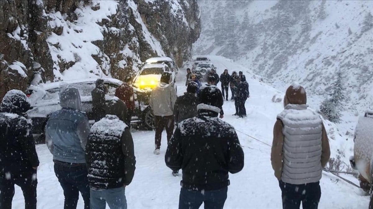 Antalya’da yayla yolunda mahsur kalan 33 kişi kurtarıldı