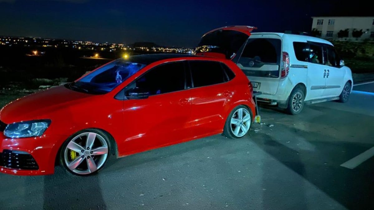 Antalya’da yolda masa kurup alkol alan gençler karakola götürüldü