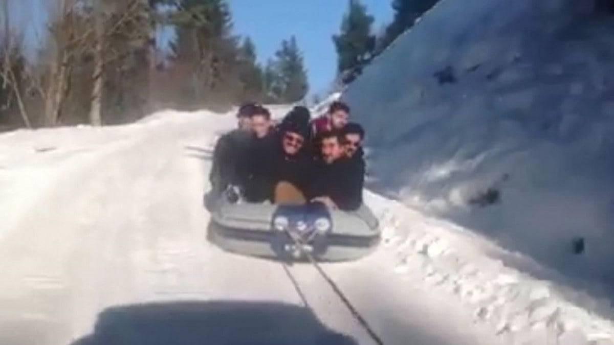 Artvin’de arkadaş grubunun kar eğlencesi: Rafting botunu araca bağlayıp kaydılar…