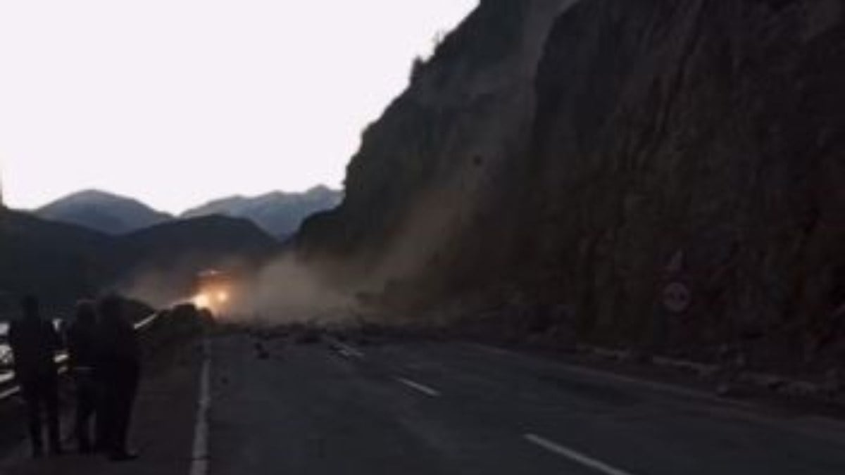 Artvin’de heyelan anı görüntülendi