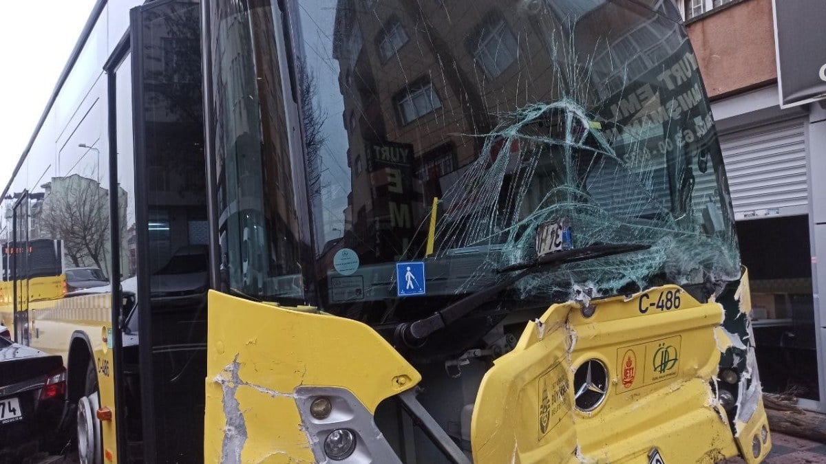 Ataşehir’de İETT kazası: Direği devirdi, 4 araca vurdu