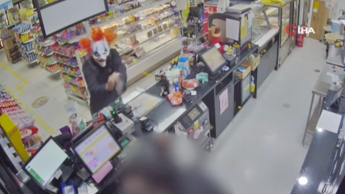 Avustralya’da film sahnesi gibi soygun… Palyaço maskesiyle hırsızlık yaptı