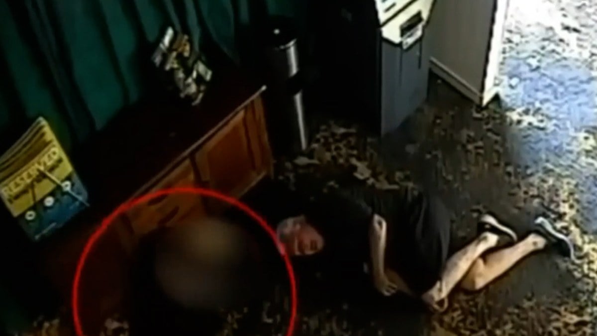 Avustralya’da yere yığılan hasta adamın bileti çalındı