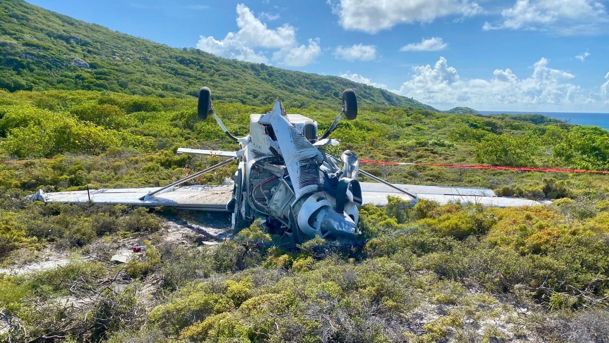 Avusturalya’da sert iniş yapan uçak takla attı
