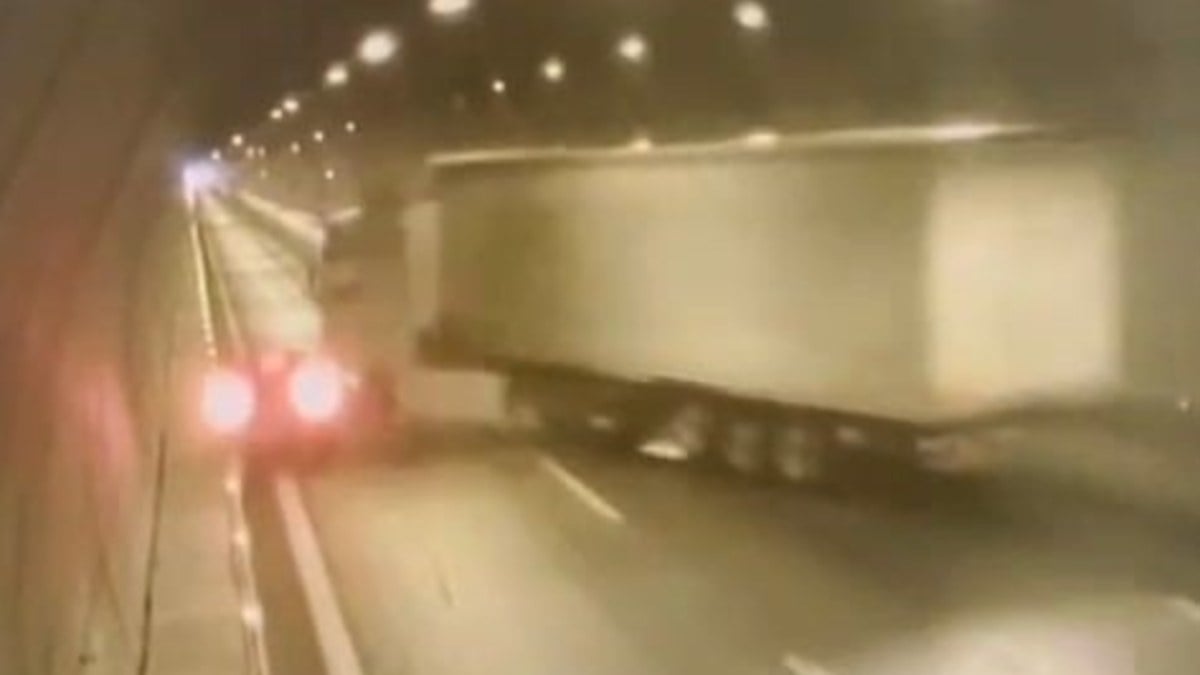 Aydın’da 2 kişinin yaralandığı tünel içerisindeki zincirleme kaza kameraya yansıdı