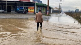 Aydın’da göle dönen yolda düşen plakasını aradı