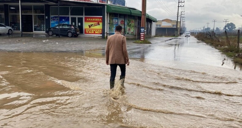 Aydın’da göle dönen yolda düşen plakasını aradı