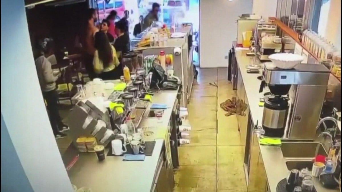 Bakırköy’de kahve bardağı krizi! Kız arkadaşının bardağına gülücük çizen baristayı dövdü