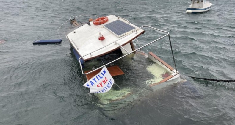 Balıkesir’de limana bağlı tekne sulara gömüldü! Sahibi bakmakla yetindi…