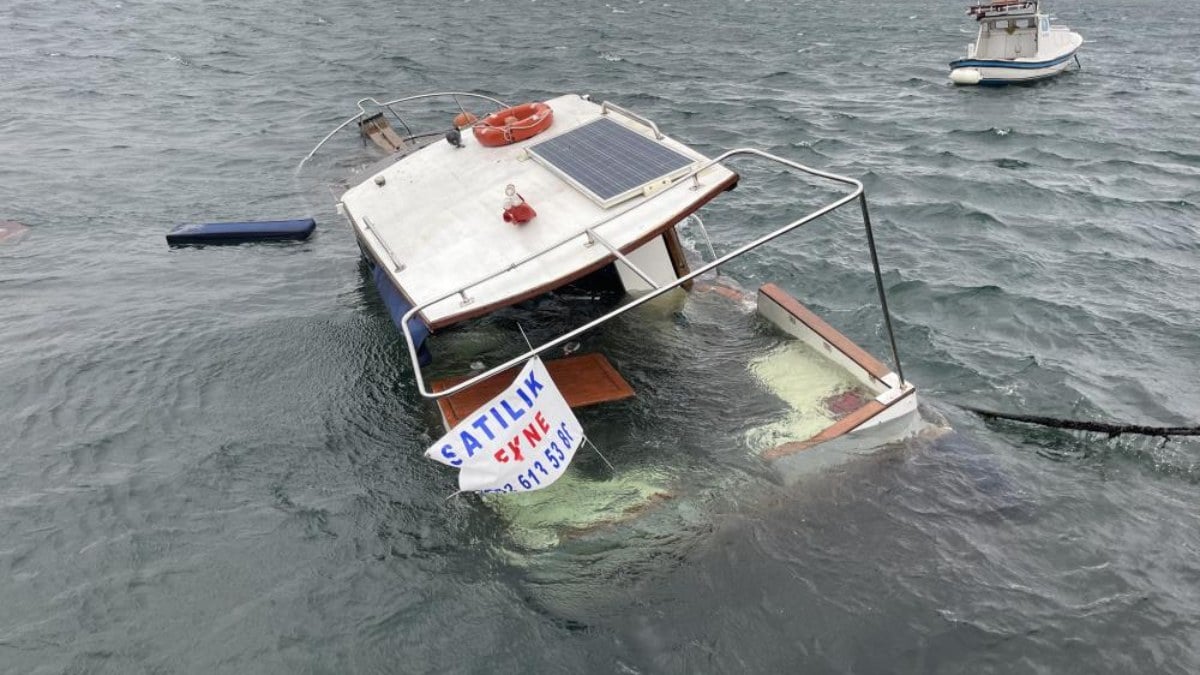 Balıkesir’de limana bağlı tekne sulara gömüldü! Sahibi bakmakla yetindi…
