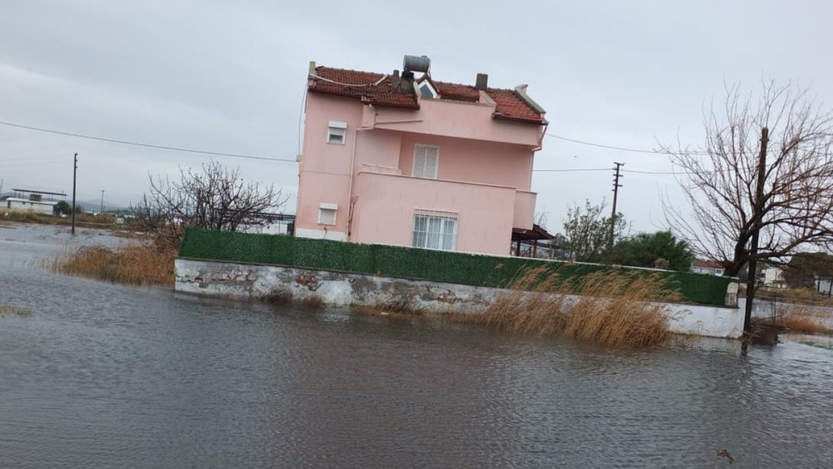 Balıkesir’i sağanak vurdu: Yazlıkları su bastı