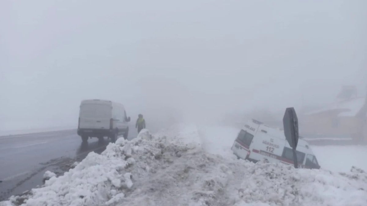 Bingöl’de kontrolden çıkan ambulans şarampole devrildi: 6 yaralı