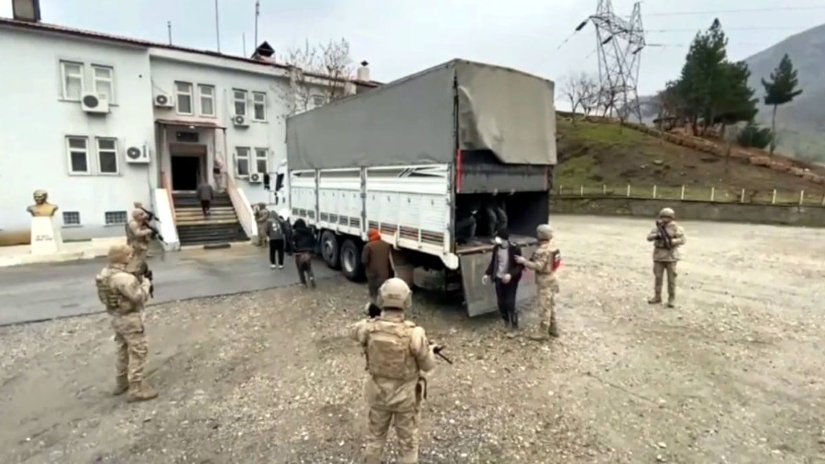 Bitlis’te göçmen operasyonu:Tırın dorsesinden 76 Afgan çıktı