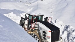Bitlis’te kar kalınlığı 4 metre! Yol açma çalışmaları aralıksız sürüyor…