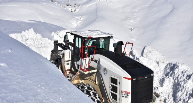 Bitlis’te kar kalınlığı 4 metre! Yol açma çalışmaları aralıksız sürüyor…