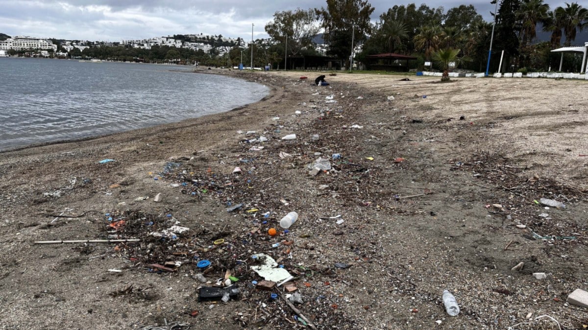 Bodrum’da deniz kirliliği… Sağanak sonrası sahiller çöple doldu