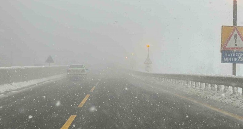 Bolu Dağı’nda sis ve kar görüş mesafesini 20 metreye düşürdü