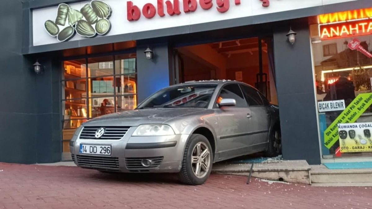 Bolu’da park halinde freni boşalan otomobil, dükkana daldı