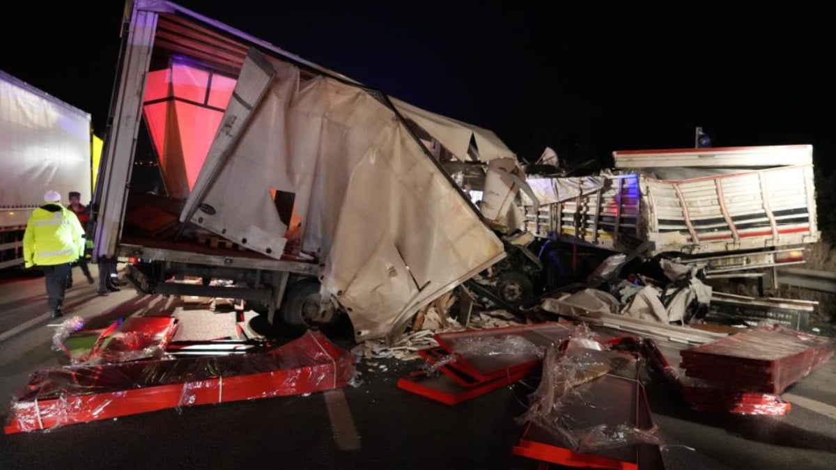 Bolu’da tıra kamyonet çarptı: Otoyol savaş alanına döndü