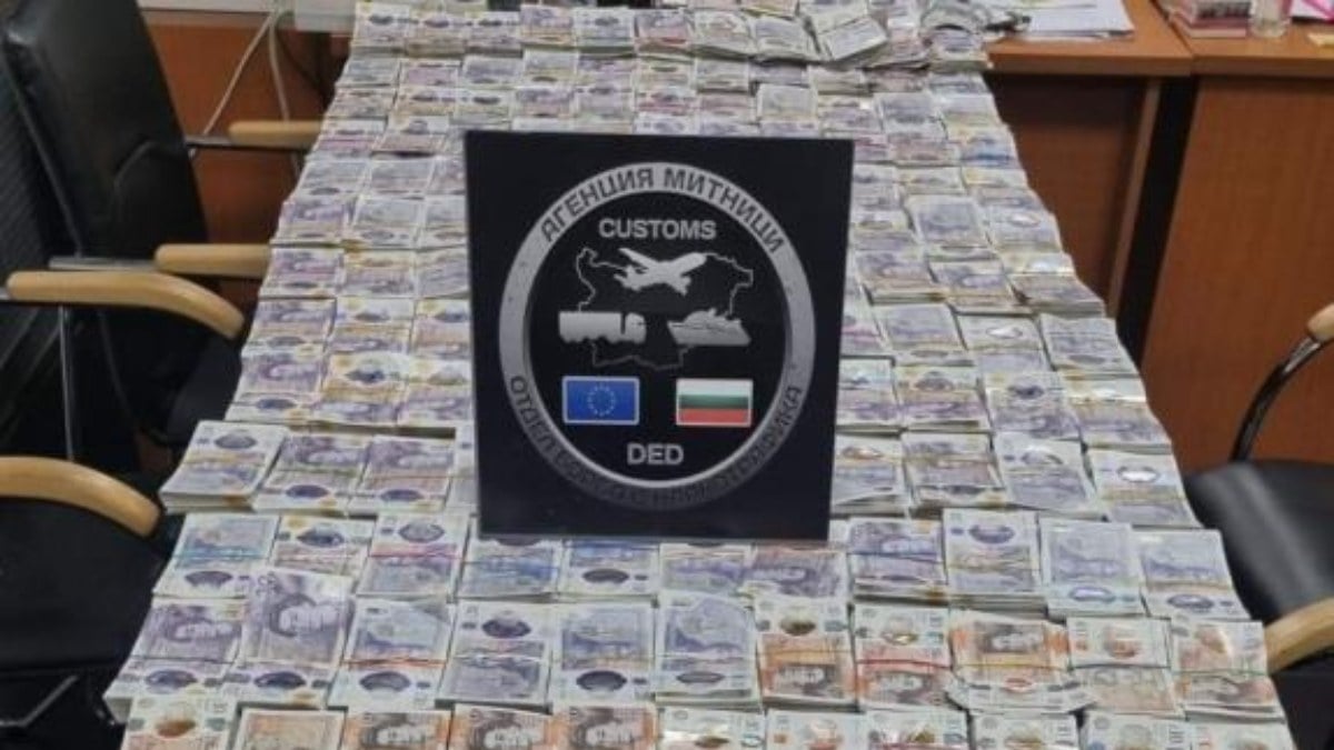 Bulgar sınırında Türk şoförün kullandığı tırdan 394 bin 320 euro çıktı