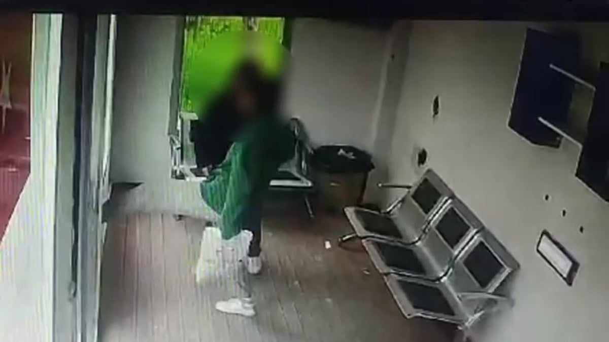 Bursa’da 2 kişi akıllı duraklara saldırdı