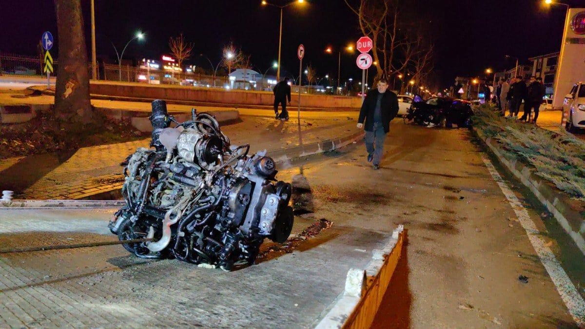 Bursa’da ağaca çarpan otomobilin motoru koptu