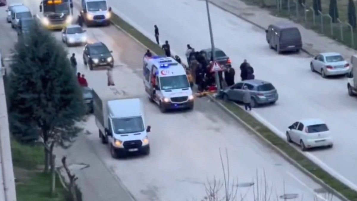 Bursa’da ağlayan bebeğiyle ilgilenen kadın sürücü 2 çocuğa çarptı