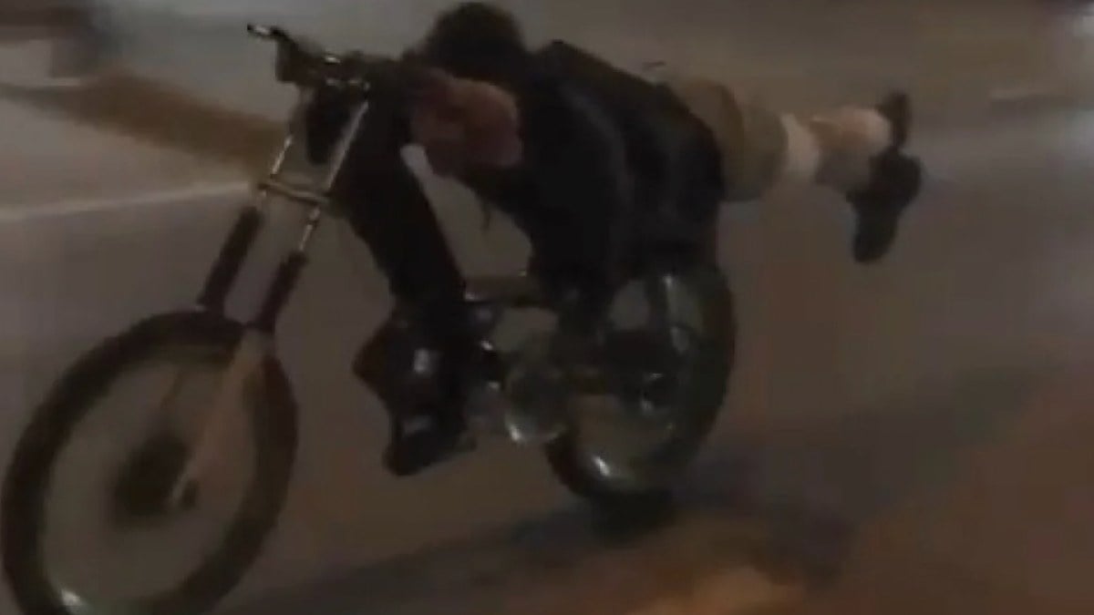 Bursa’da bir gencin yatarak motosiklet kullandığı anlar kamerada