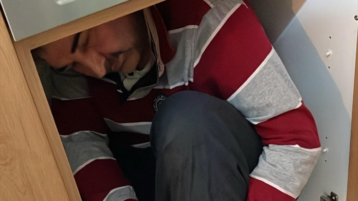 Bursa’da firari FETÖ’cüye operasyon! Mutfak dolabından çıktı