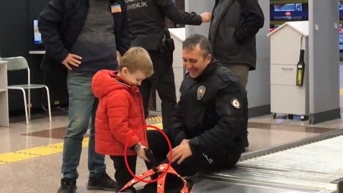 Bursa’da havaalanı polisiyle küçük çocuğun gülümseten anları