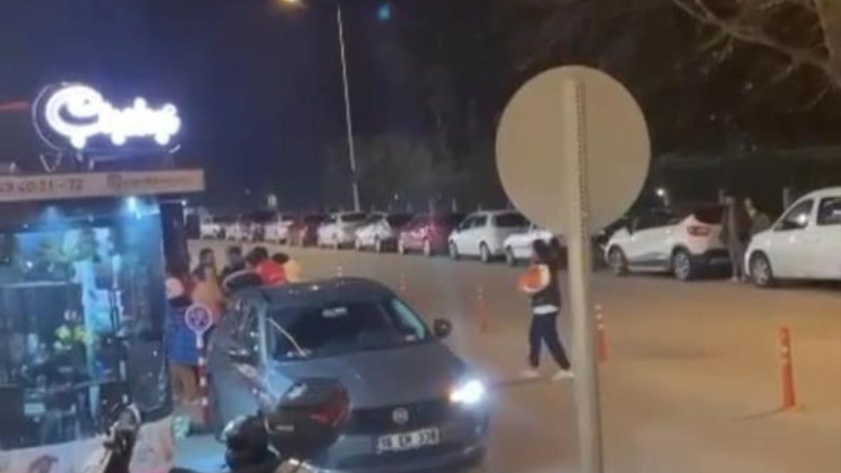 Bursa’da iki grup birbirini fena dövdü!