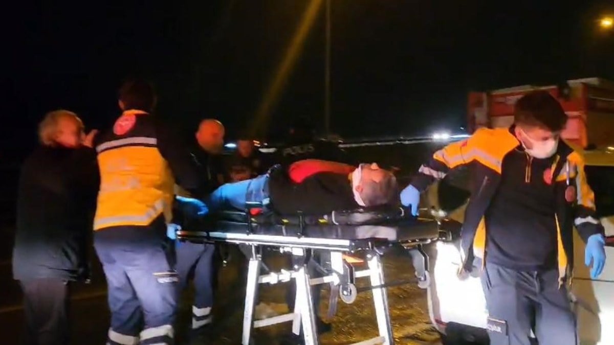 Bursa’da kaygan zeminde kontrolden çıkan araç bariyerlere saplandı