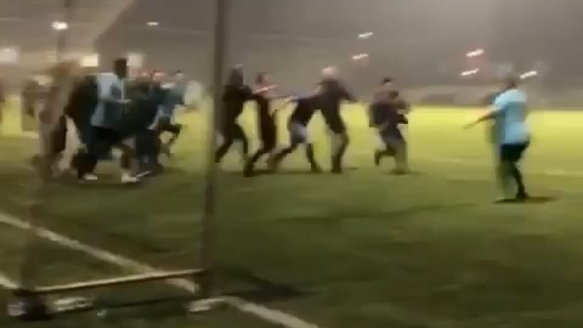 Bursa’da korkunç anlar! Futbol turnuvasında yumruklar havada uçuştu