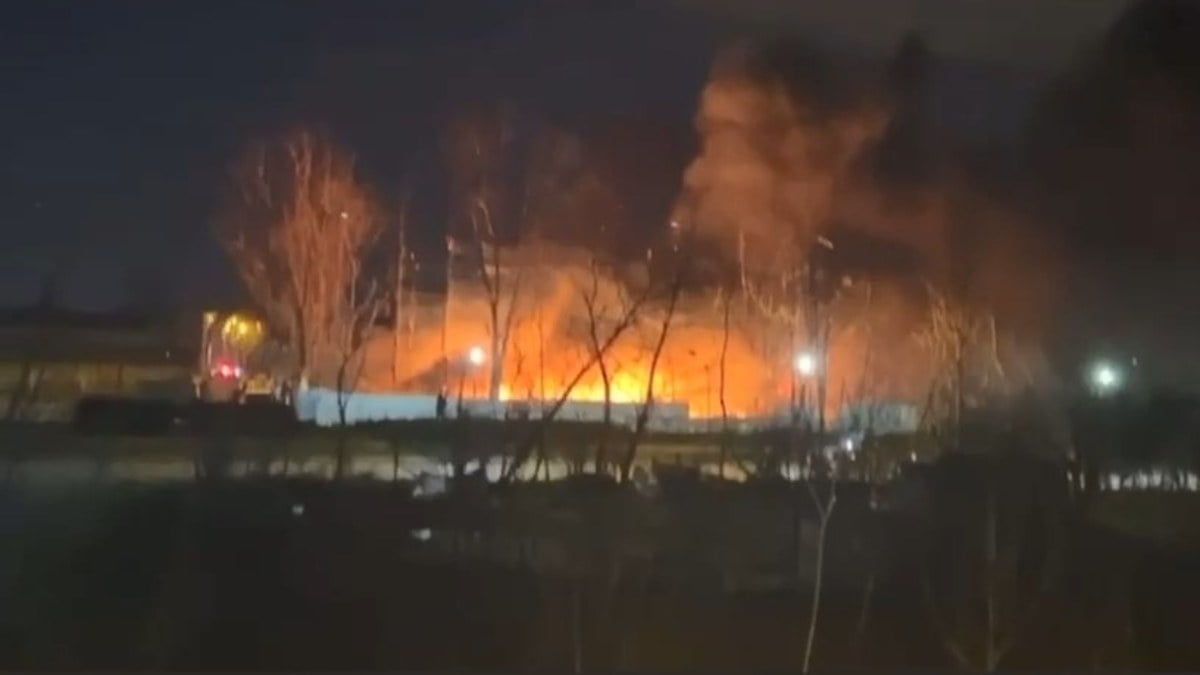 Bursa’da korkutan yangın… Geri dönüşüm deposu alev aldı