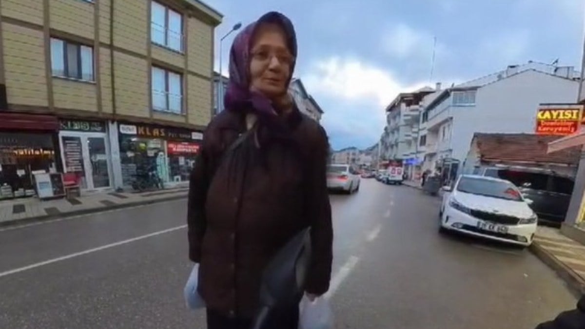 Bursa’da motosikletlinin yol verdiği yaşlı kadından duygulandıran sözler: ‘Sevgi görmedim’