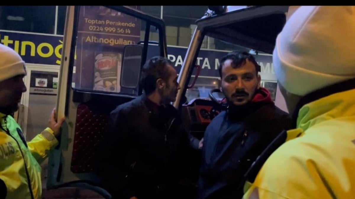 Bursa’da polislerin sabır gecesi: Nakliyatçılar çileden çıkardı