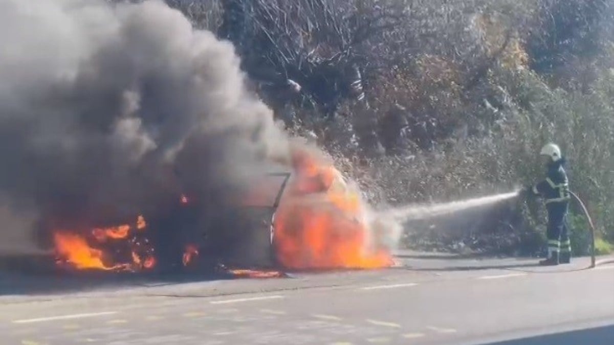 Bursa’da seyir halindeki otomobil alev aldı! Sürücü son anda kurtuldu