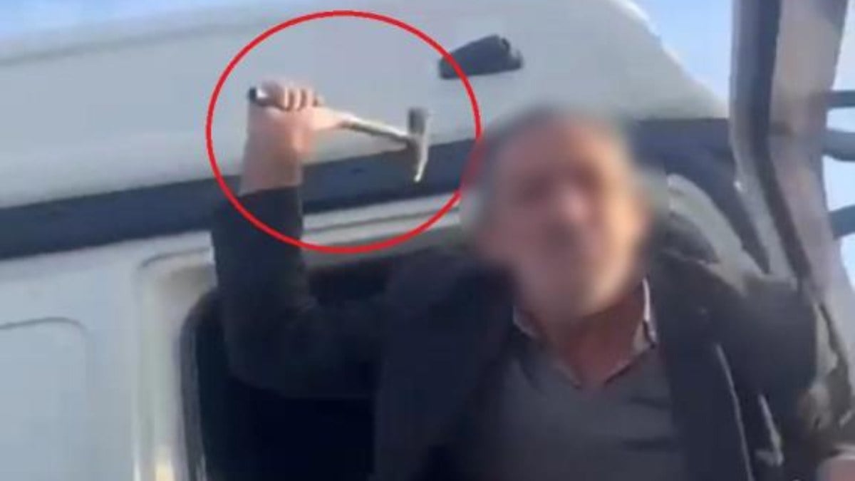 Bursa’da trafikte yol verme kavgası! Çekiçle saldırdı…