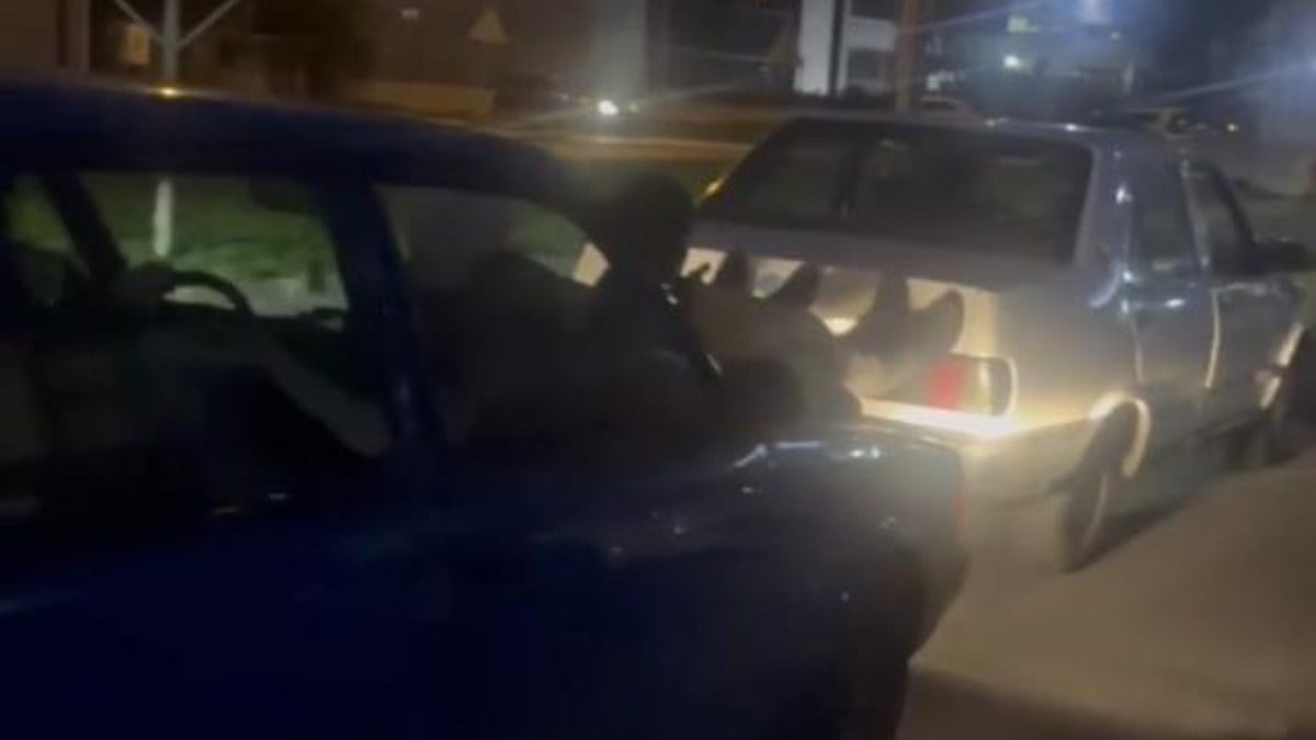 Bursa’da yolda kalan otomobili ayaklarıyla ittiler