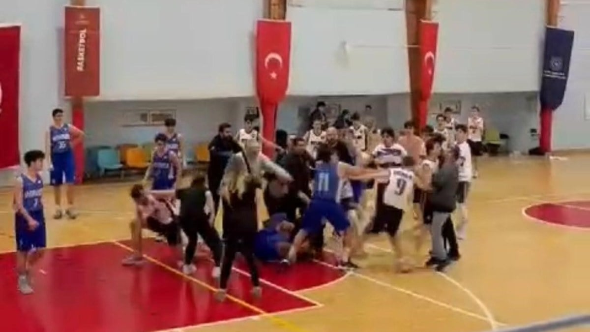 Bursa’daki basketbol maçında oyuncular birbirine girdi! O anlar kamerada…
