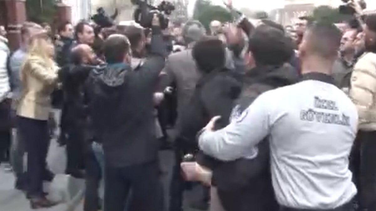 Büyükçekmece Belediyesi önündeki gazetecilere saldırı! 3 kişi tutuklandı