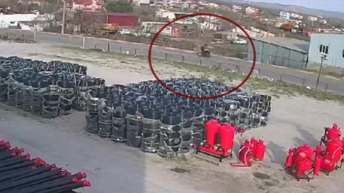 Çanakkale’de motosiklet yayaya çarptı: 3 kişi metrelerce savruldu